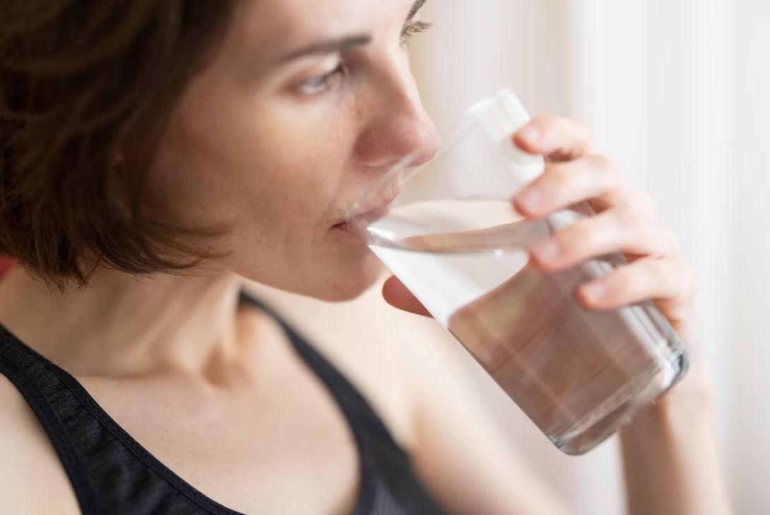 水を飲む